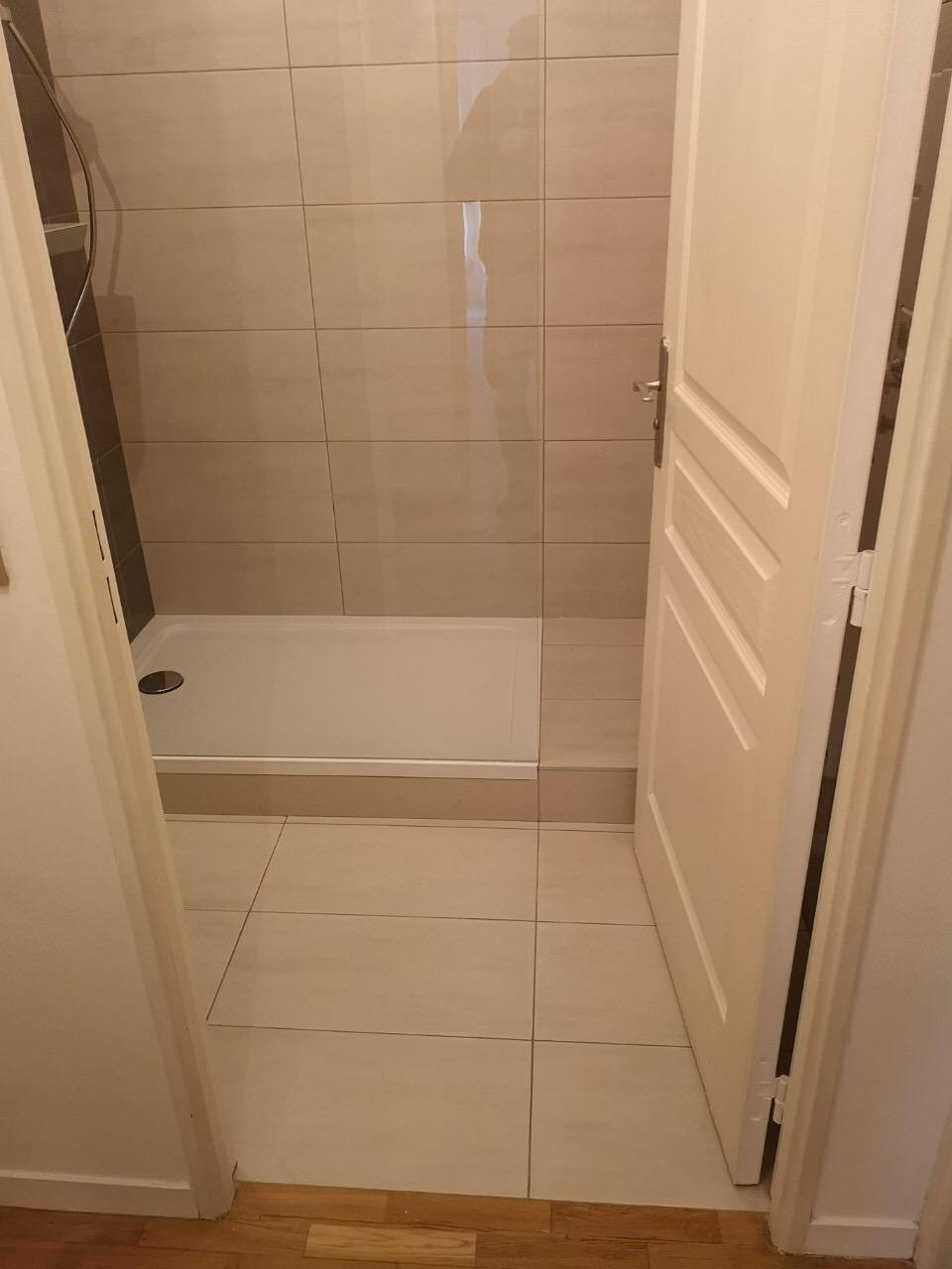 Douche italienne avec carrelage beige