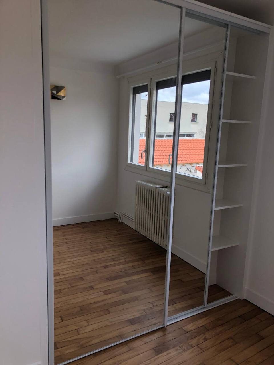 Chambre avec parquet et dressing miroir