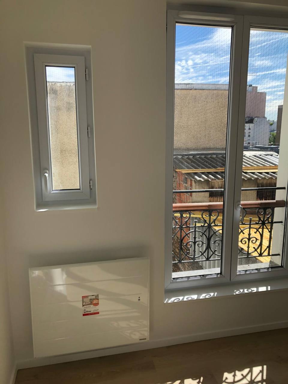 Pièce rénovée avec balcon et radiateur
