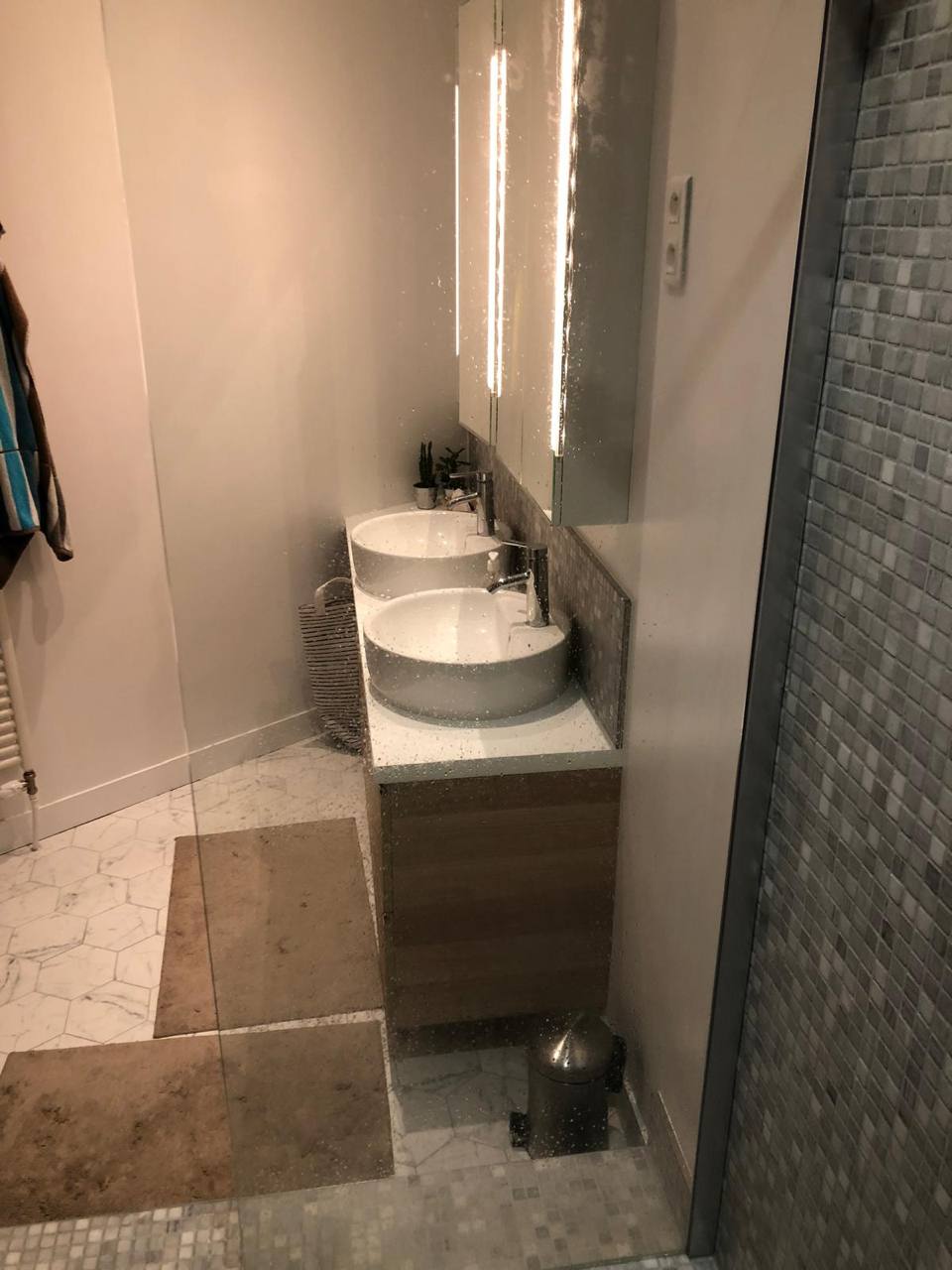 Salle de bain moderne avec finitions soignées